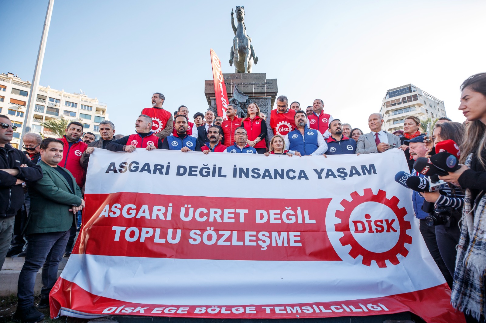 DİSK, İzmir'de asgari ücret için meydana çıktı