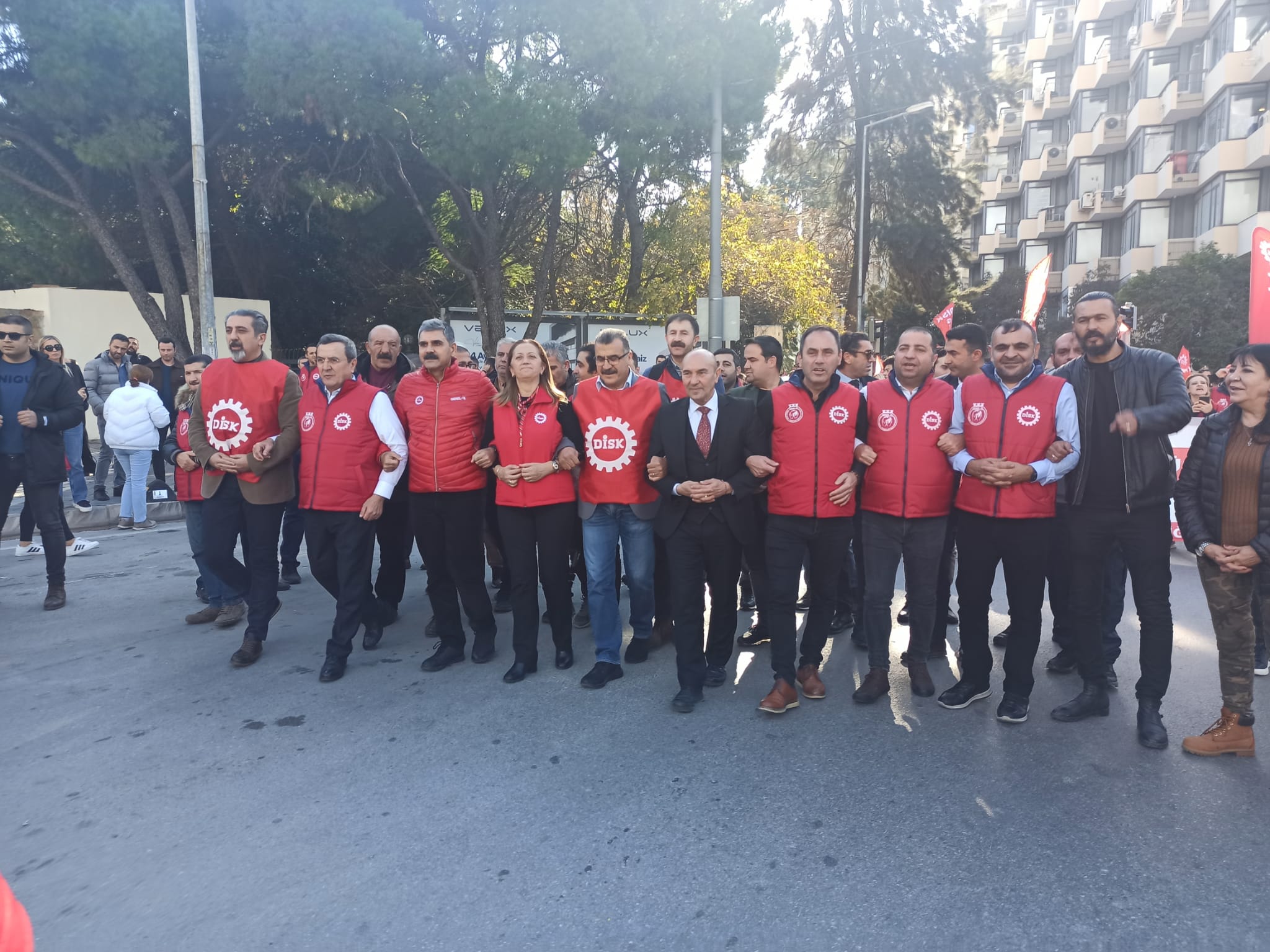 DİSK, İzmir'de asgari ücret için meydana çıktı