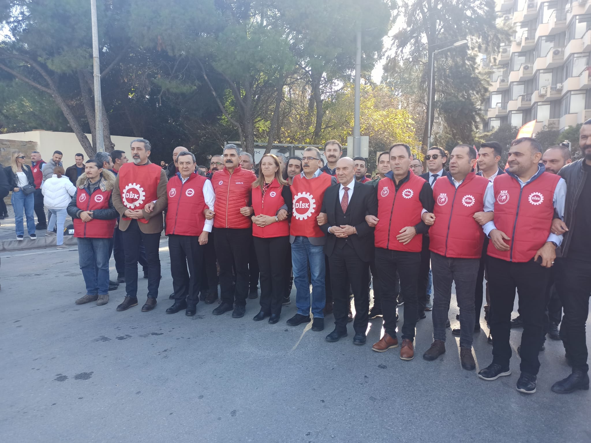 DİSK, İzmir'de asgari ücret için meydana çıktı