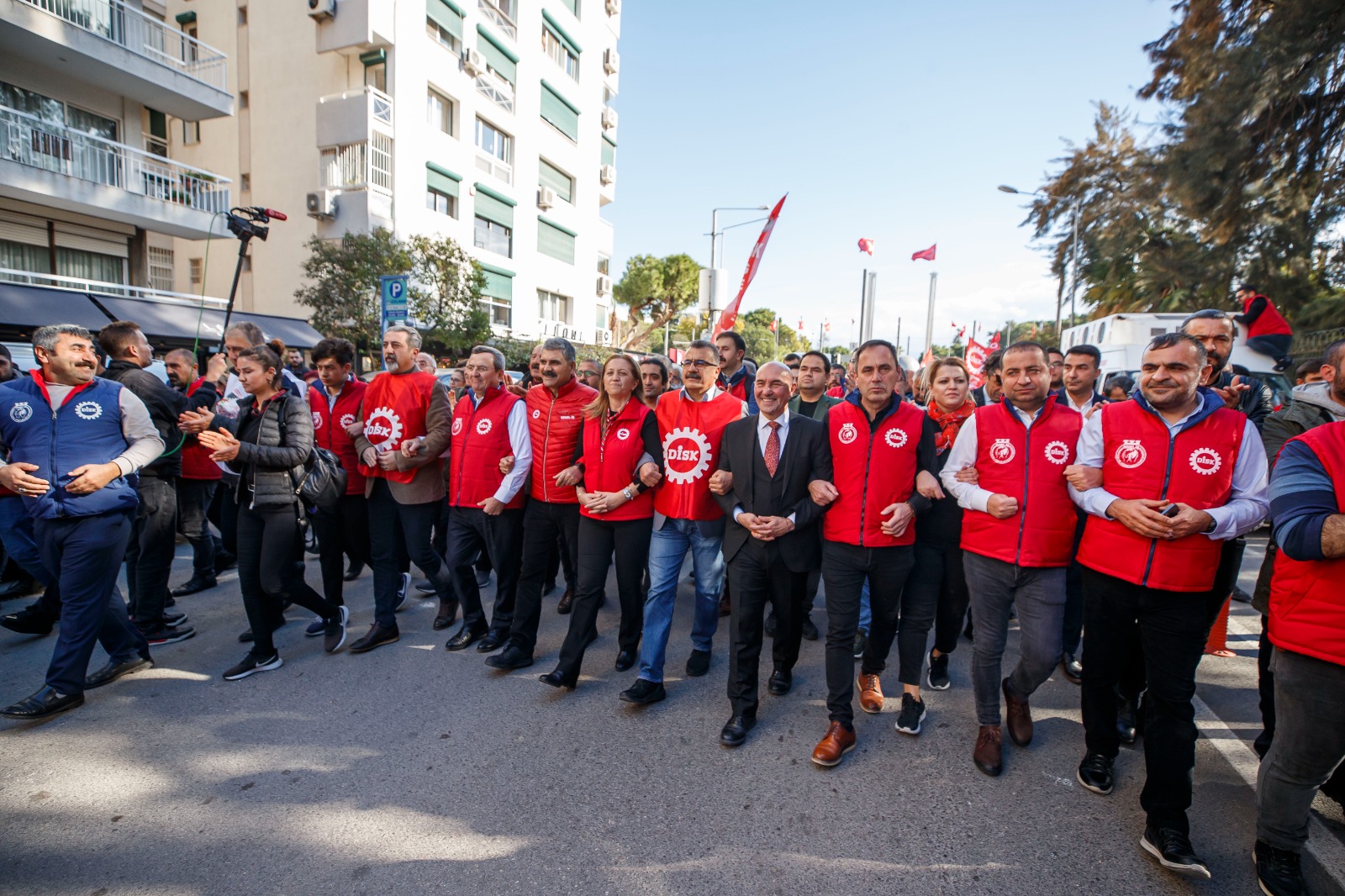 DİSK, İzmir'de asgari ücret için meydana çıktı