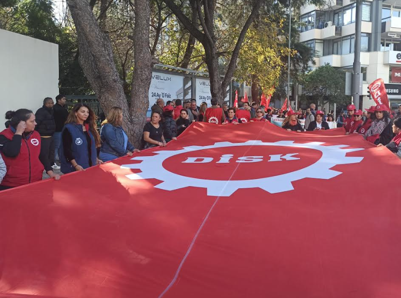 DİSK, İzmir'de asgari ücret için meydana çıktı