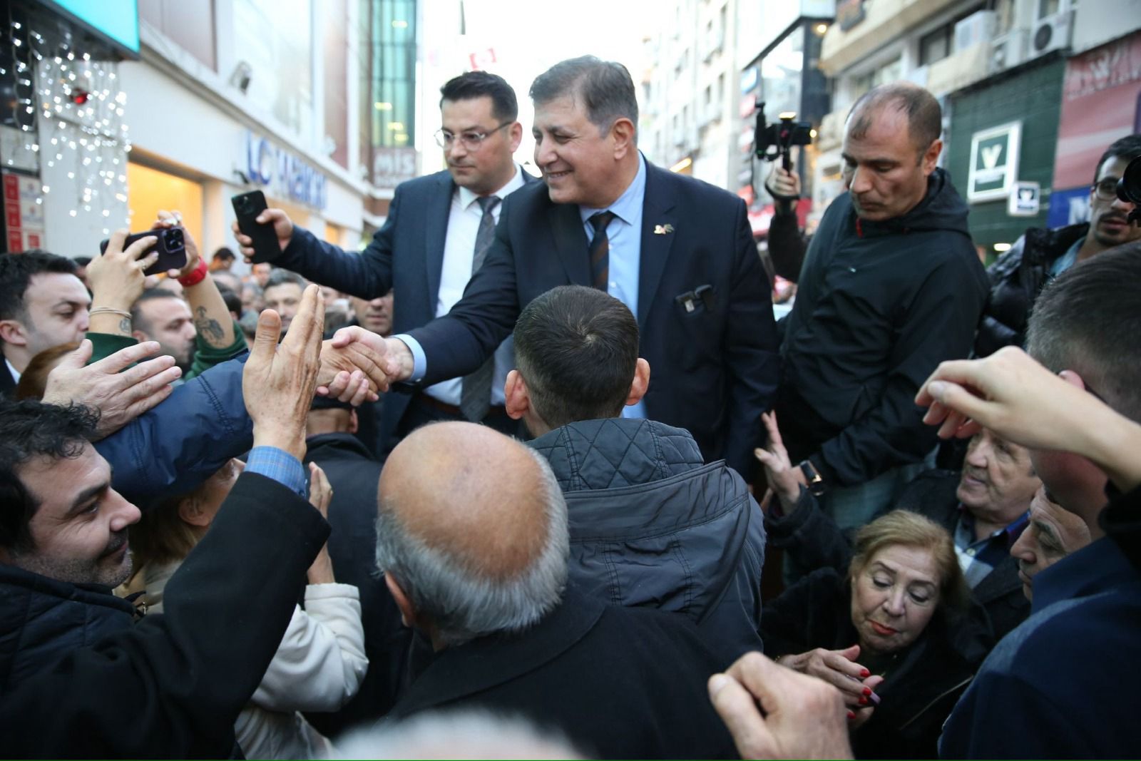Başkan Cemil Tugay'a sevgi seli