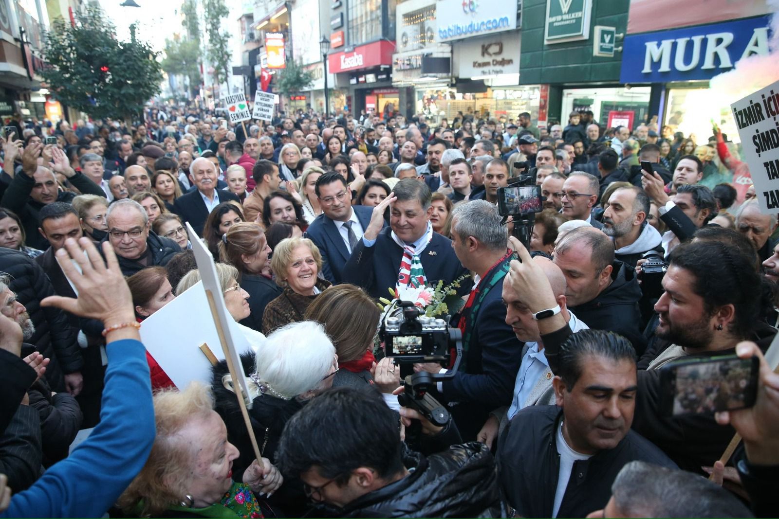 Başkan Cemil Tugay'a sevgi seli