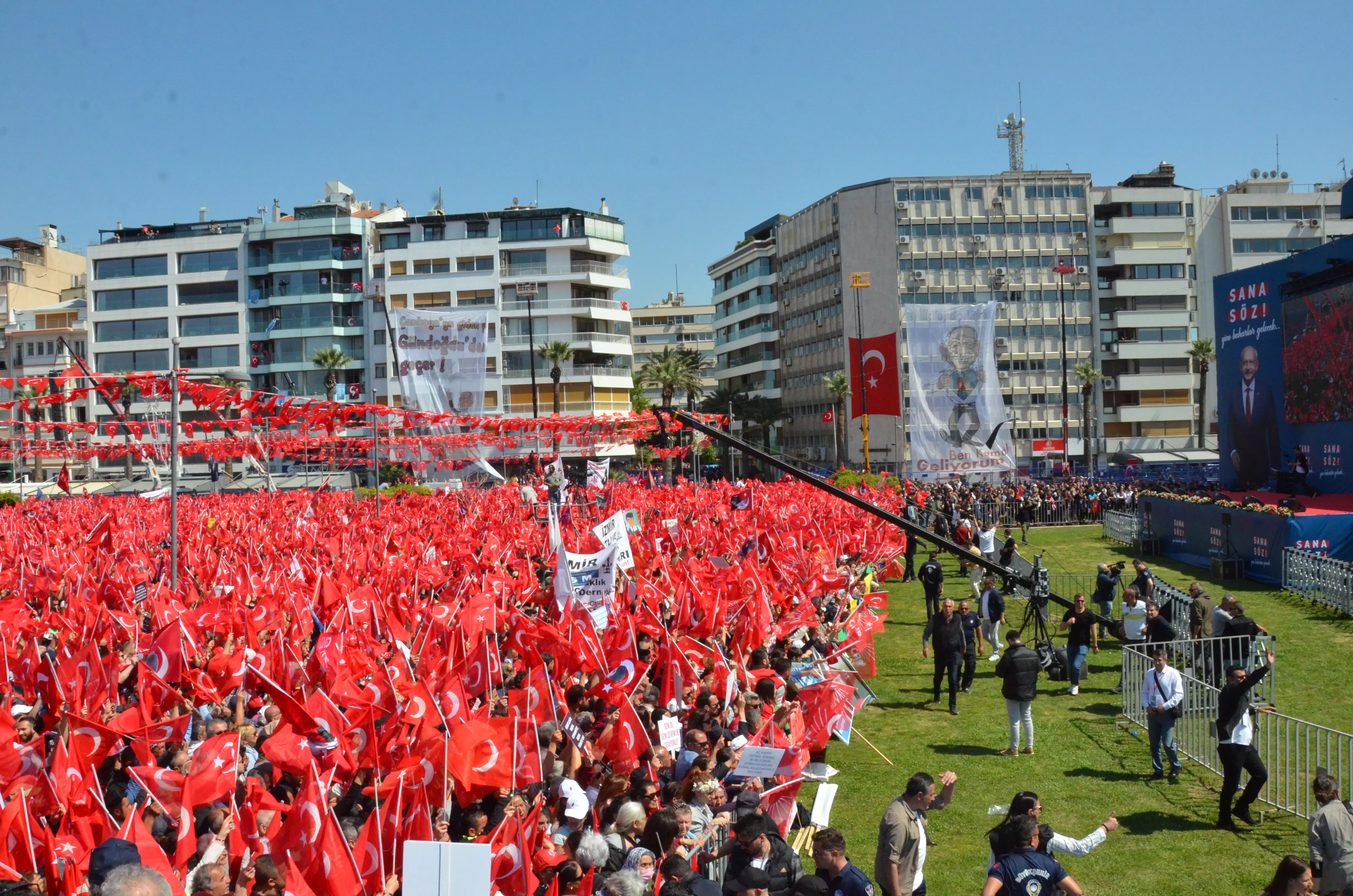 Kılıçdaroğlu'nun İzmir mitinginden çarpıcı kareler 