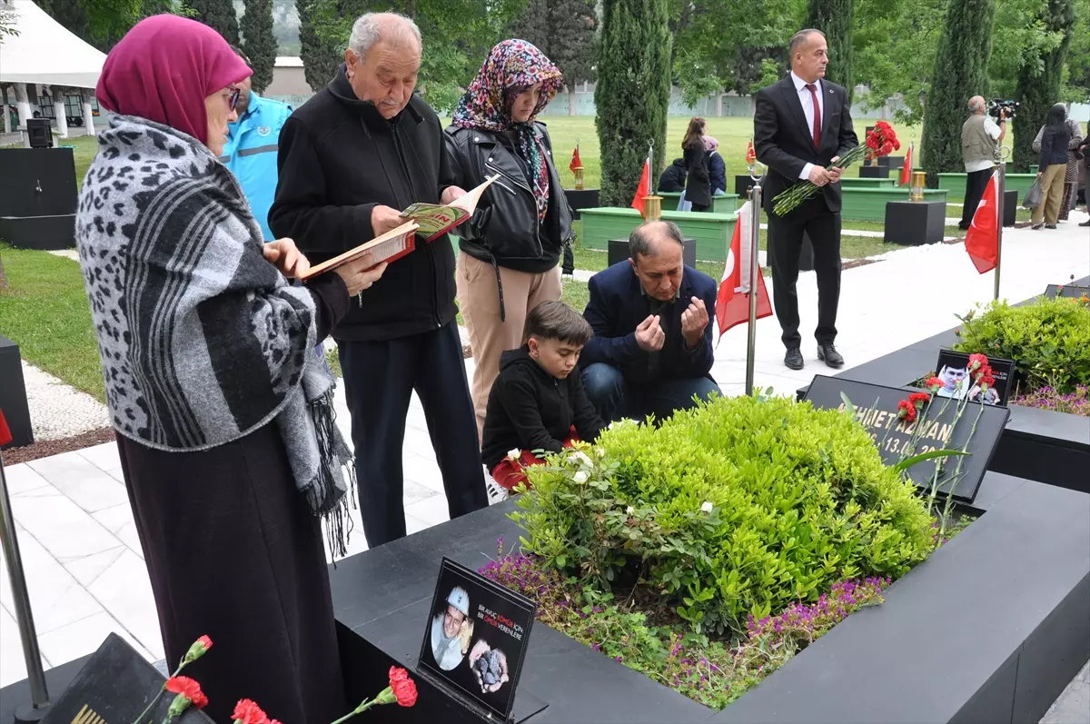 Soma'daki maden şehitleri facianın 9. yılında anılıyor... Yürek burkan o kareler