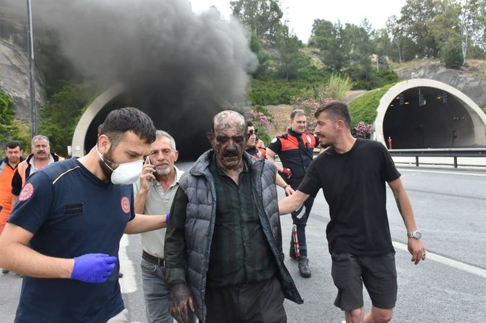 Bayraklı Tünellerinde tır alev alev yandı