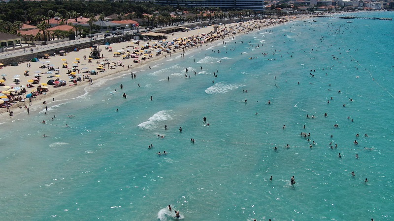 Çeşme’nin nüfusu 1 milyonu aştı, plajlar doldu taştı