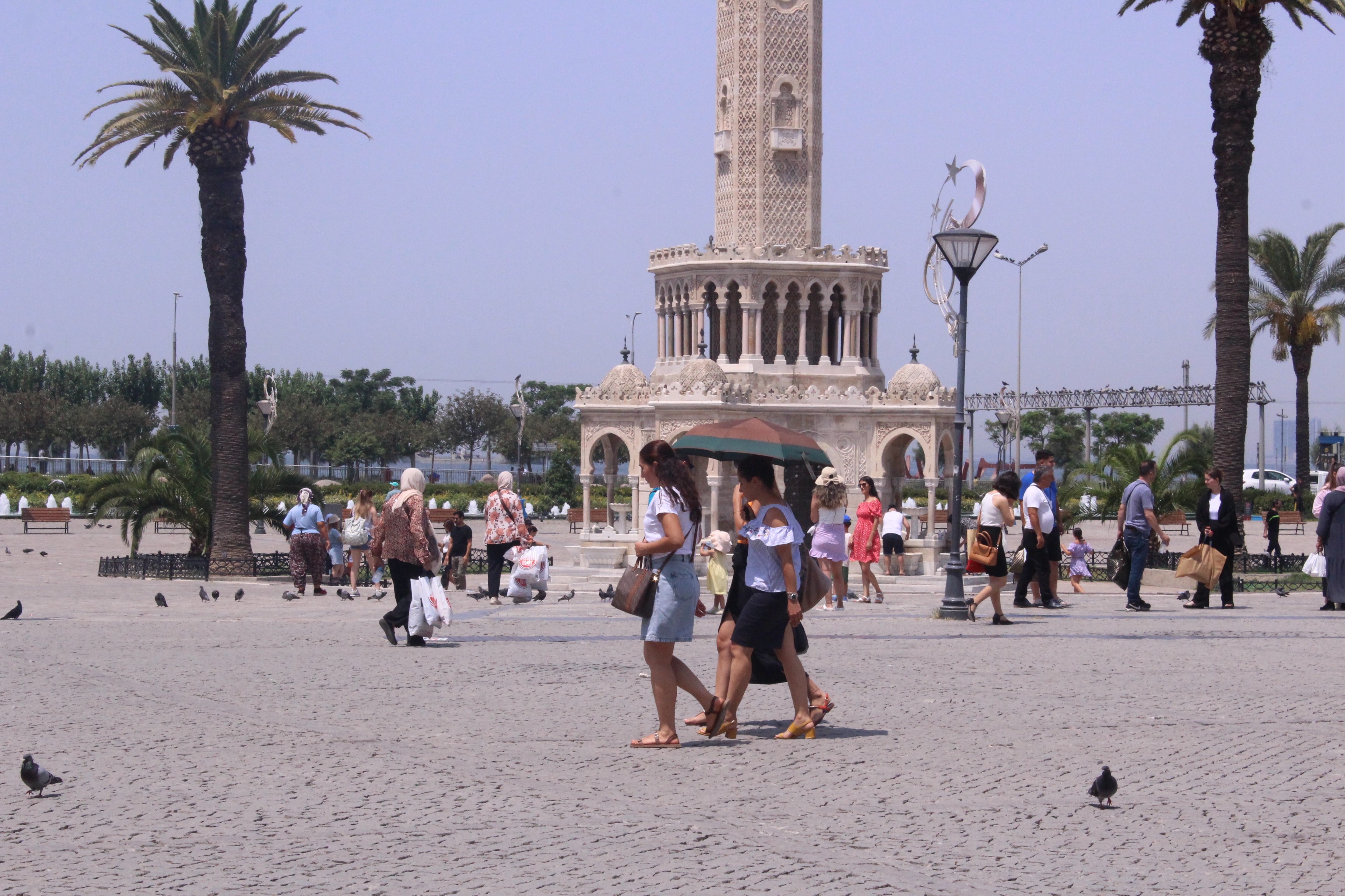 İzmir, yılın en sıcak gününü yaşıyor
