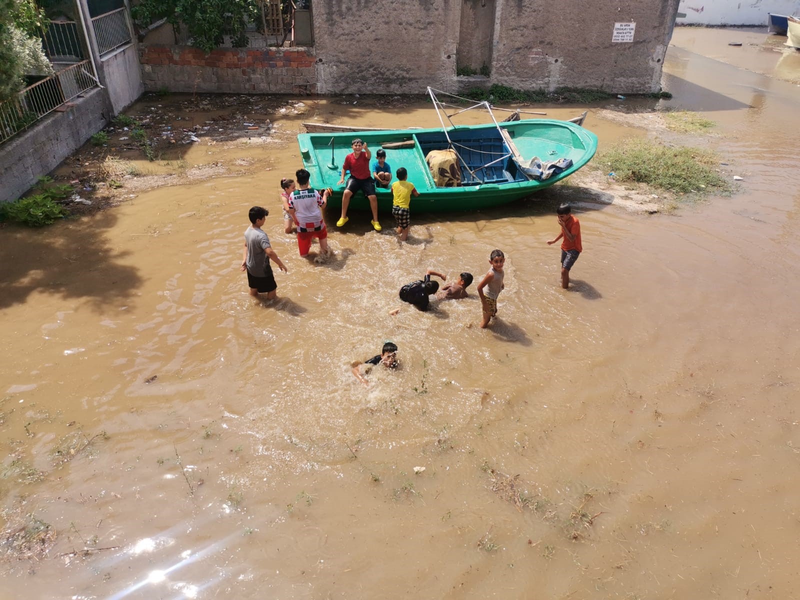 İzmir’de ana su borusu patladı: Çocuklar boş arsada yüzdü
