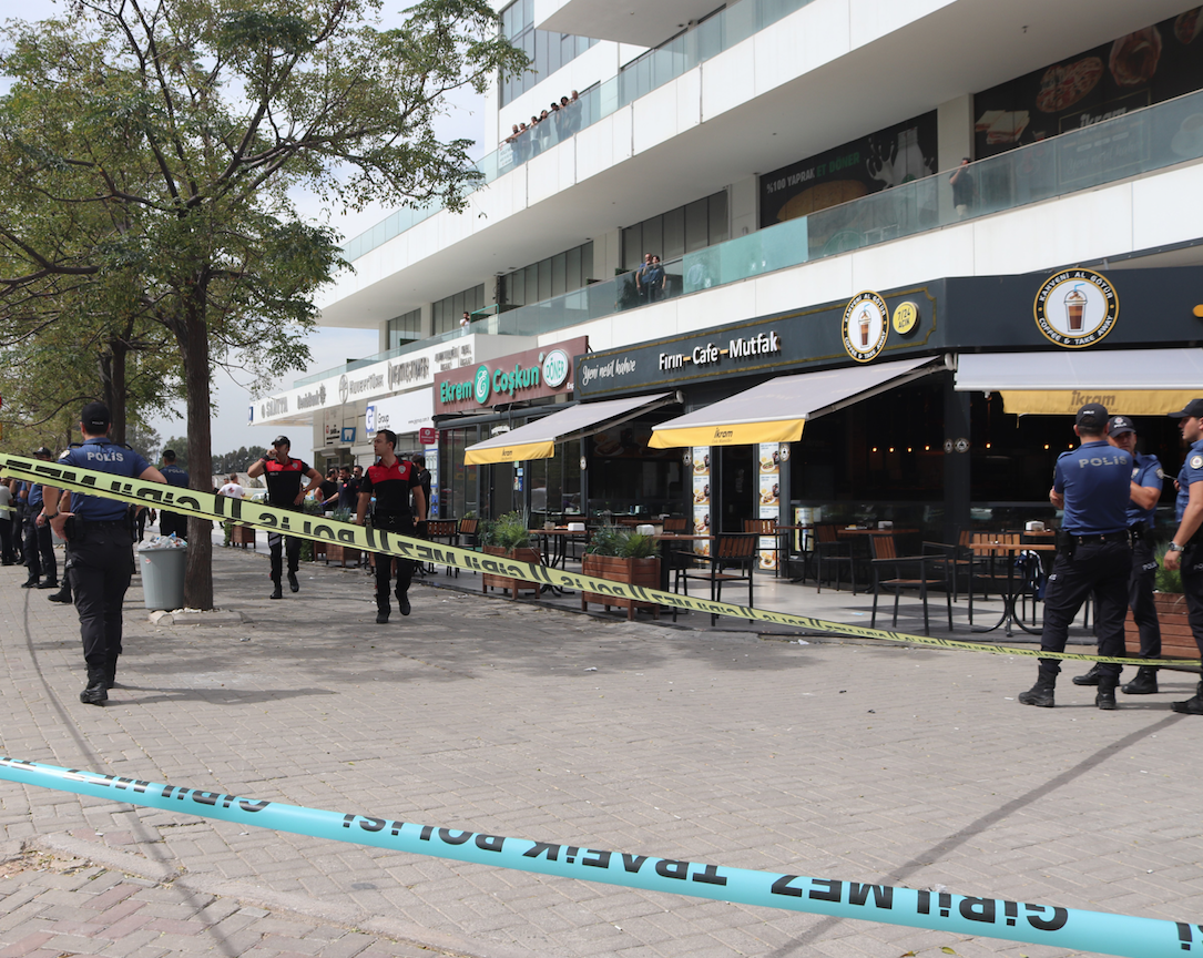 İzmir'de adliye önünde silahlı çatışma: 1 ölü, 3 yaralı