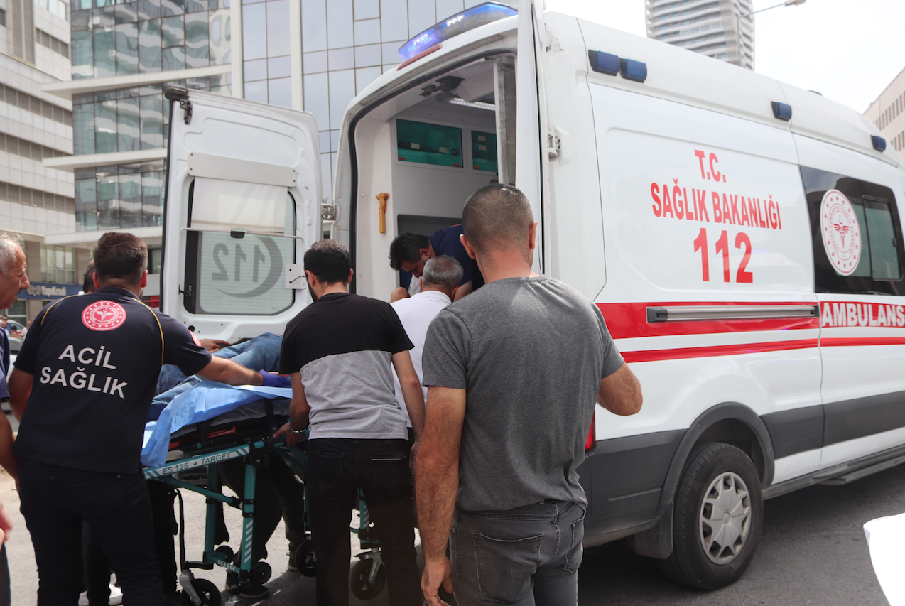 İzmir'de adliye önünde silahlı çatışma: 1 ölü, 3 yaralı