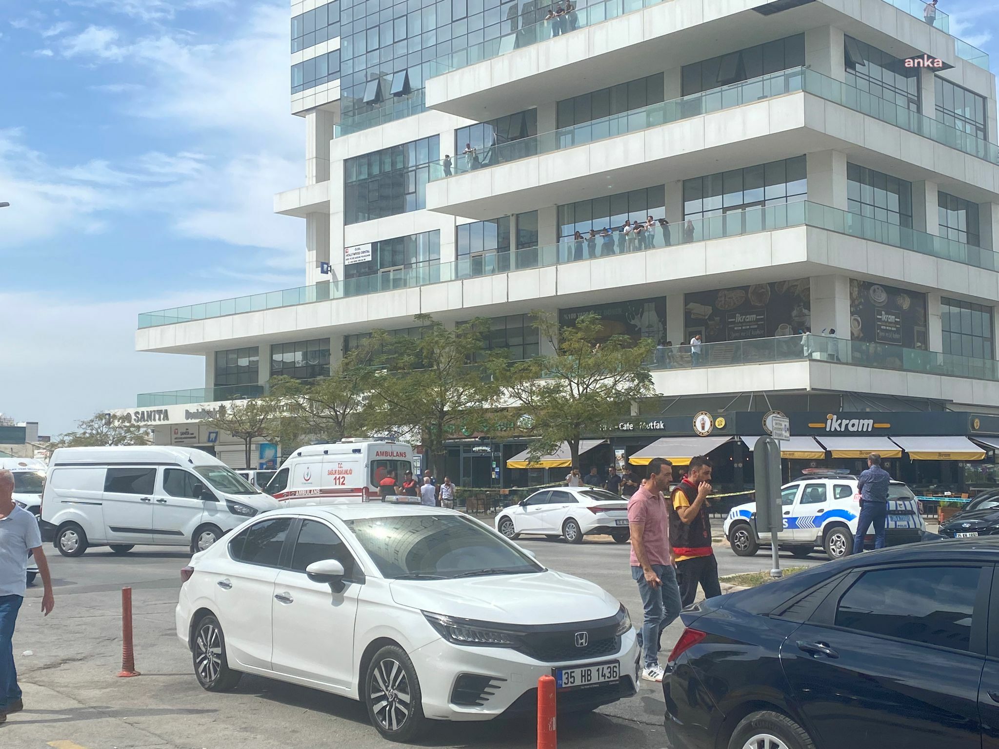İzmir'de adliye önünde silahlı çatışma: 1 ölü, 3 yaralı