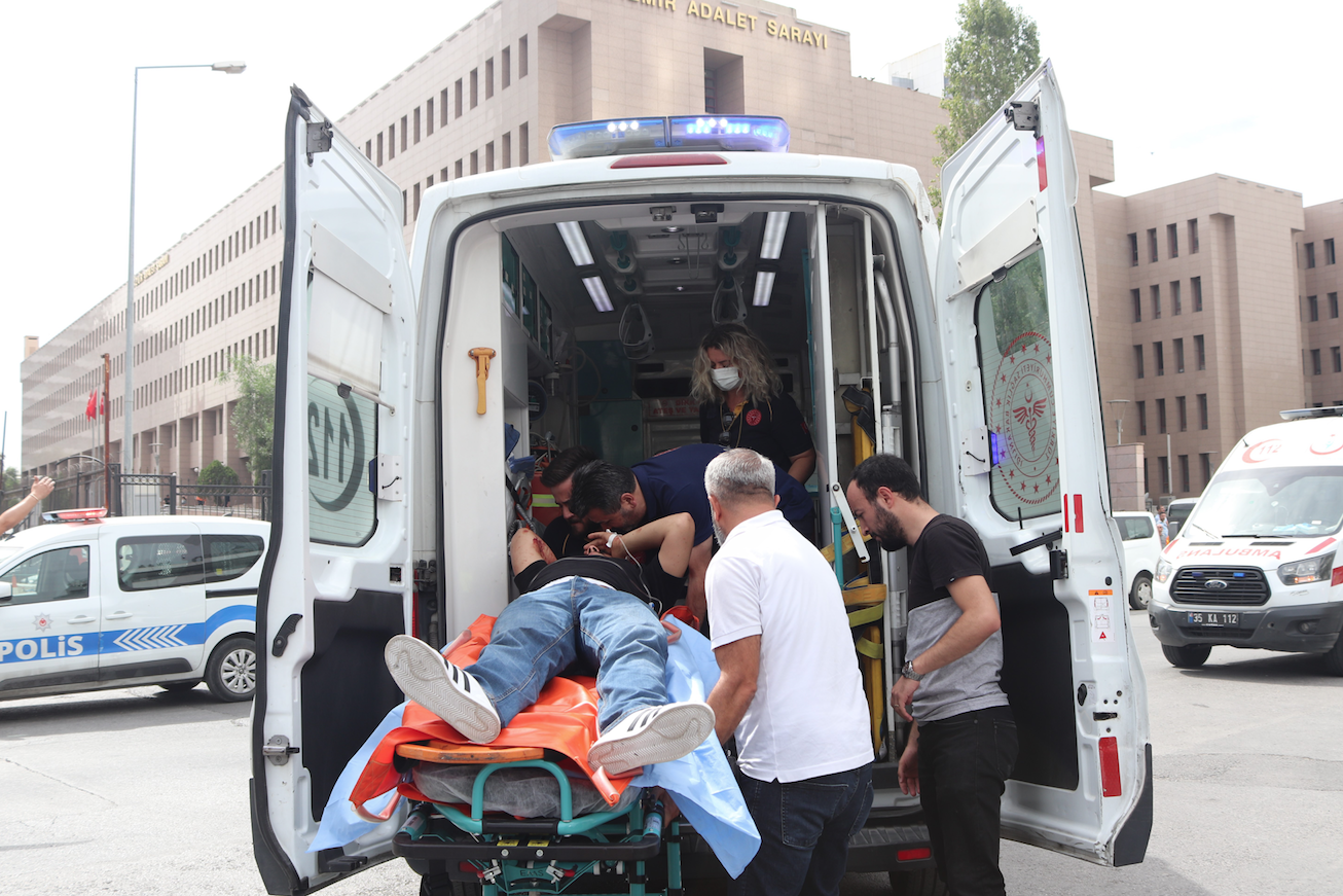 İzmir'de adliye önünde silahlı çatışma: 1 ölü, 3 yaralı