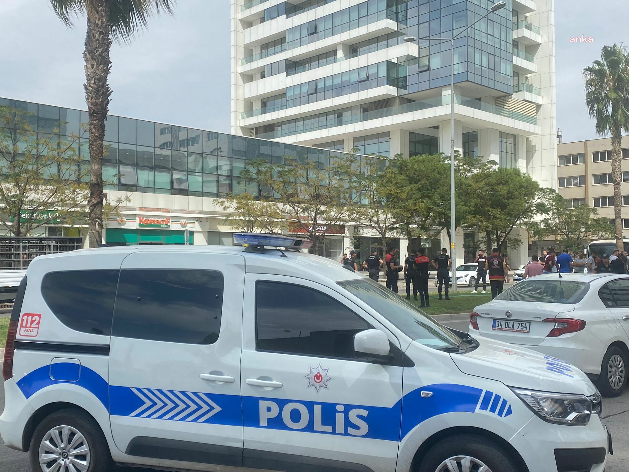 İzmir'de adliye önünde silahlı çatışma: 1 ölü, 3 yaralı