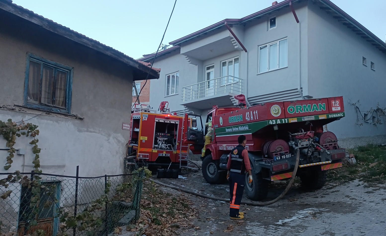 Kütahya'da çöplük yangını; 10 ev ile 2 samanlık yandı
