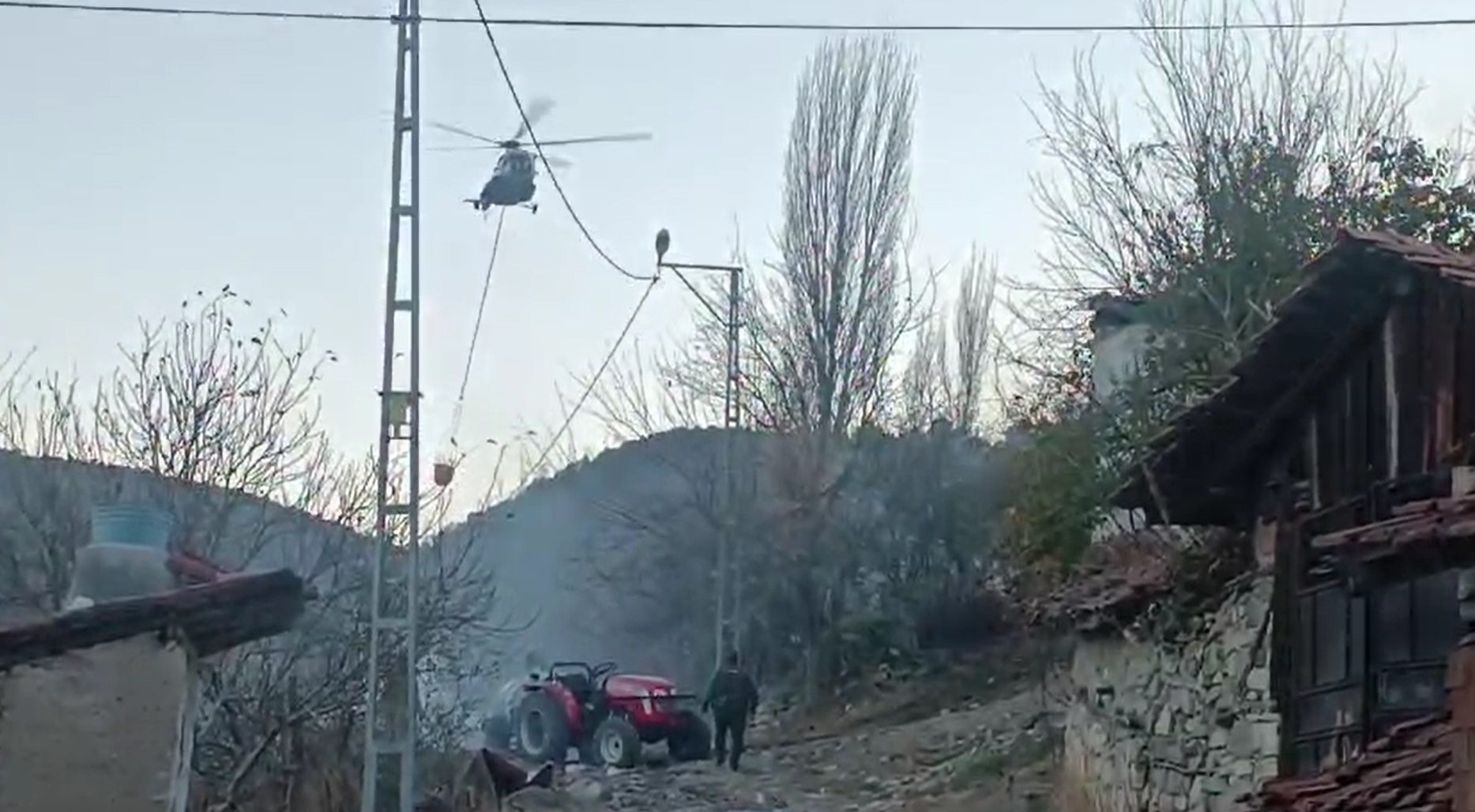 Kütahya'da çöplük yangını; 10 ev ile 2 samanlık yandı