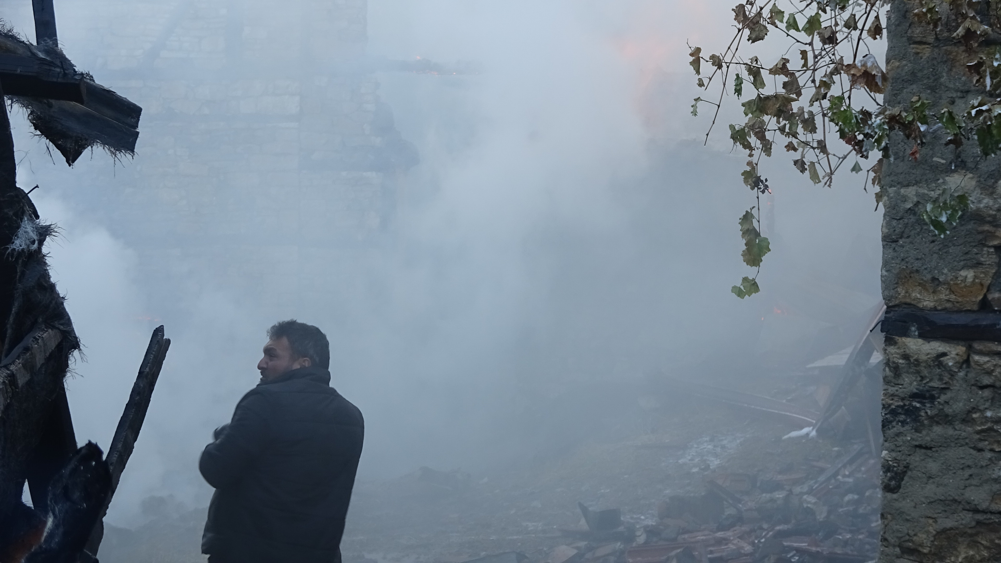 Kütahya'da çöplük yangını; 10 ev ile 2 samanlık yandı