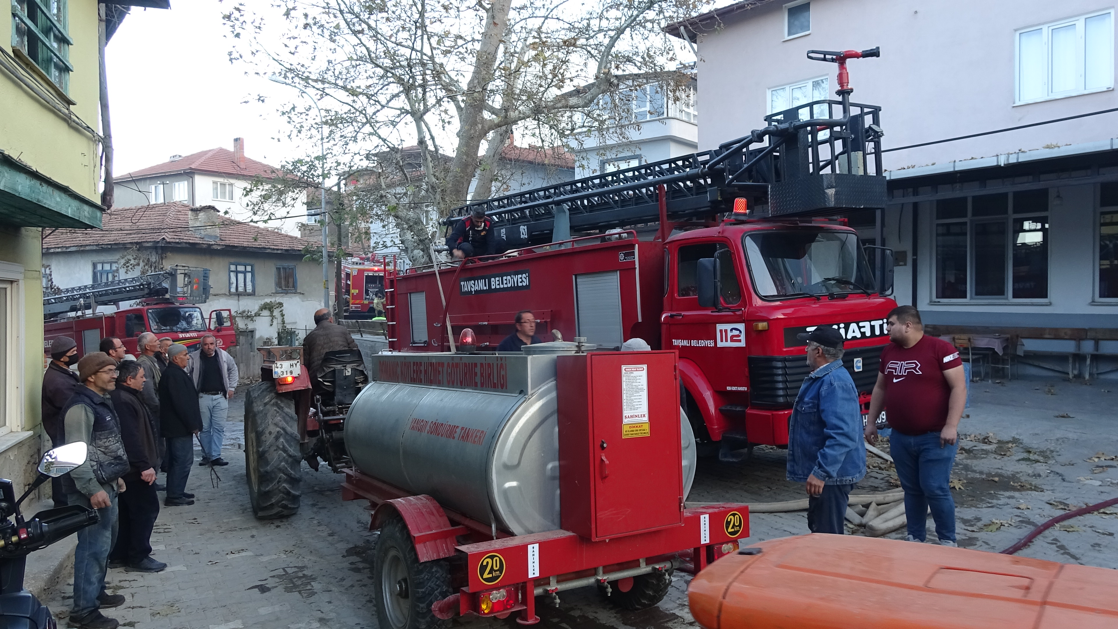 Kütahya'da çöplük yangını; 10 ev ile 2 samanlık yandı