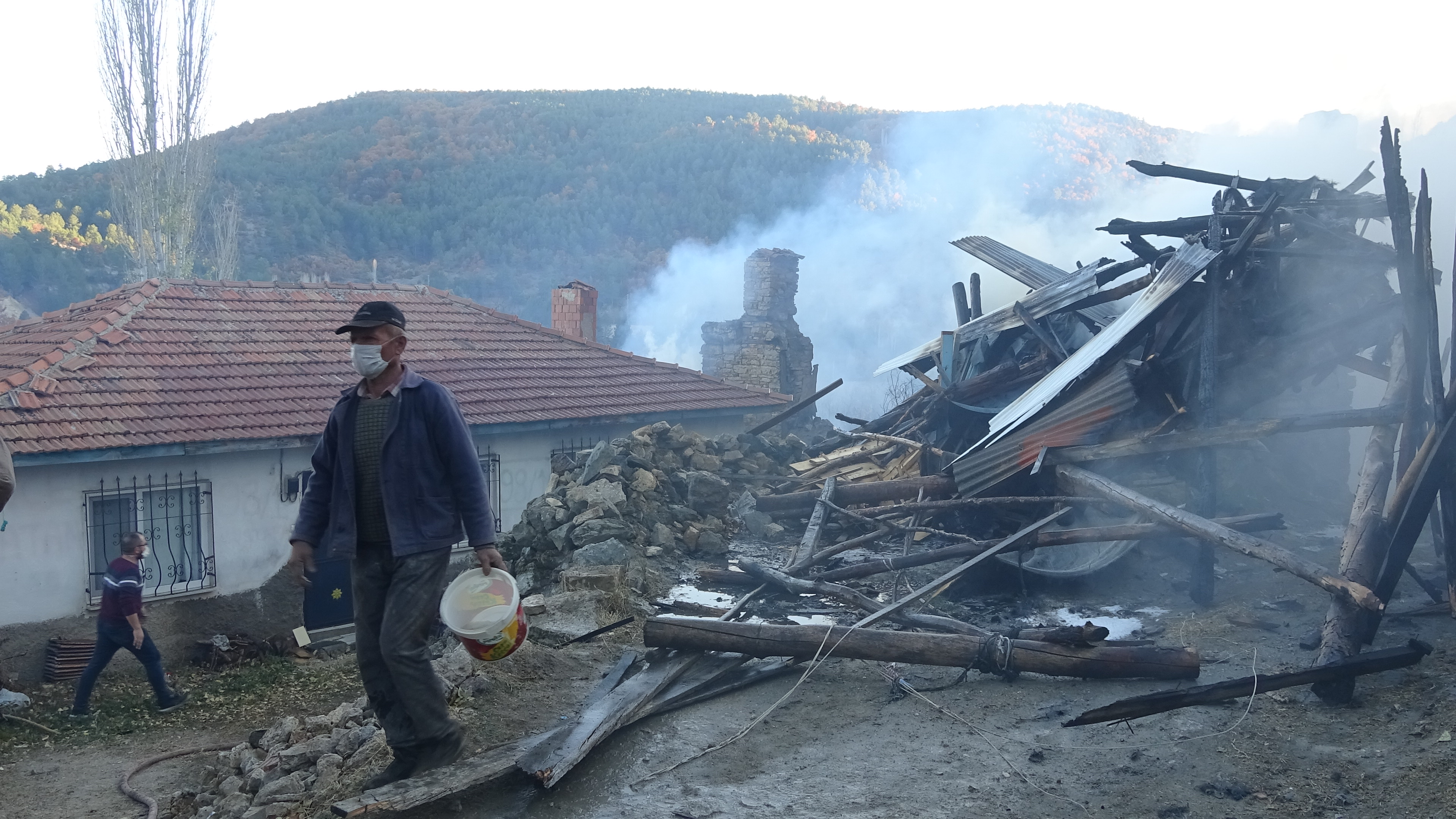 Kütahya'da çöplük yangını; 10 ev ile 2 samanlık yandı
