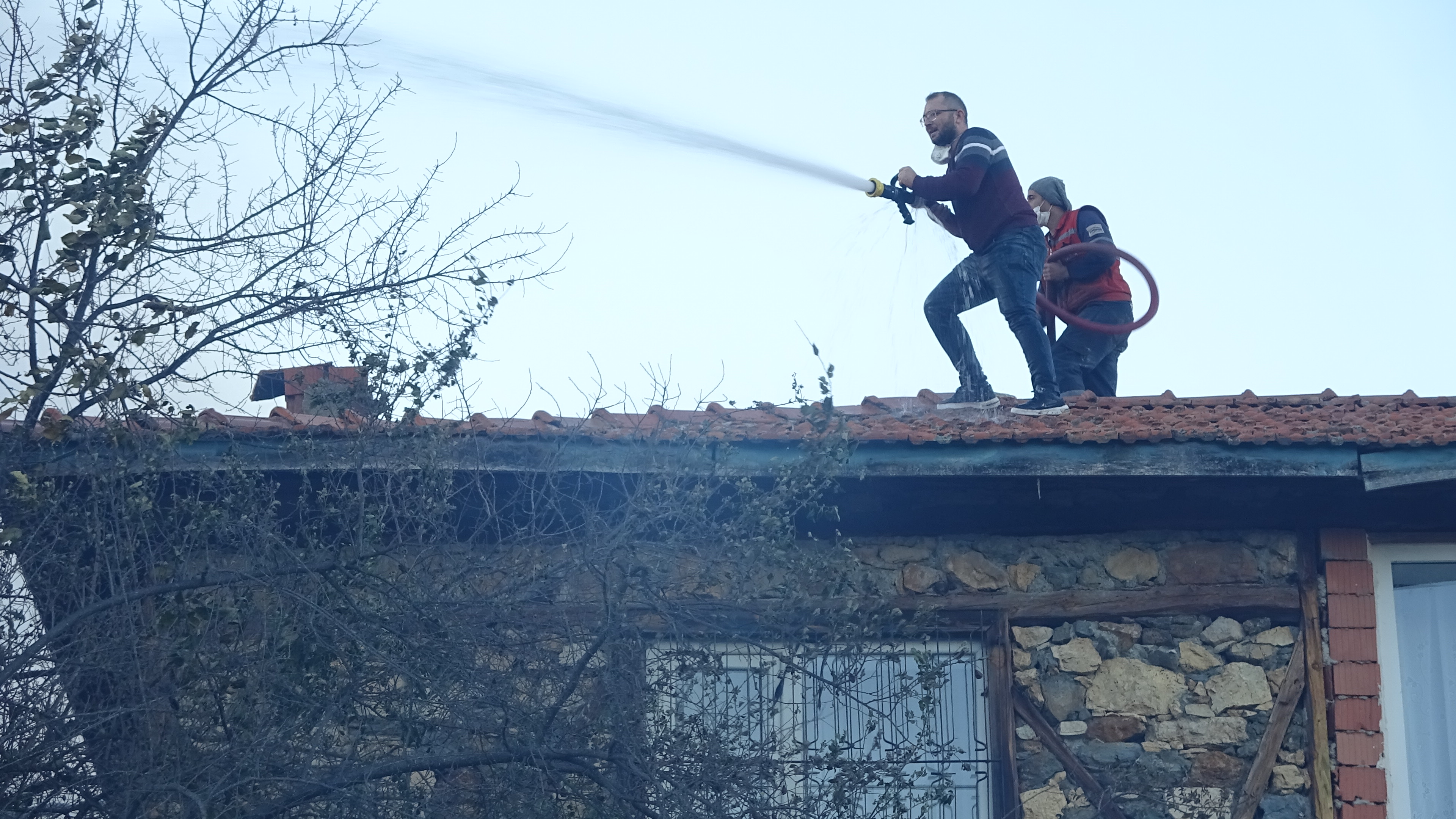 Kütahya'da çöplük yangını; 10 ev ile 2 samanlık yandı