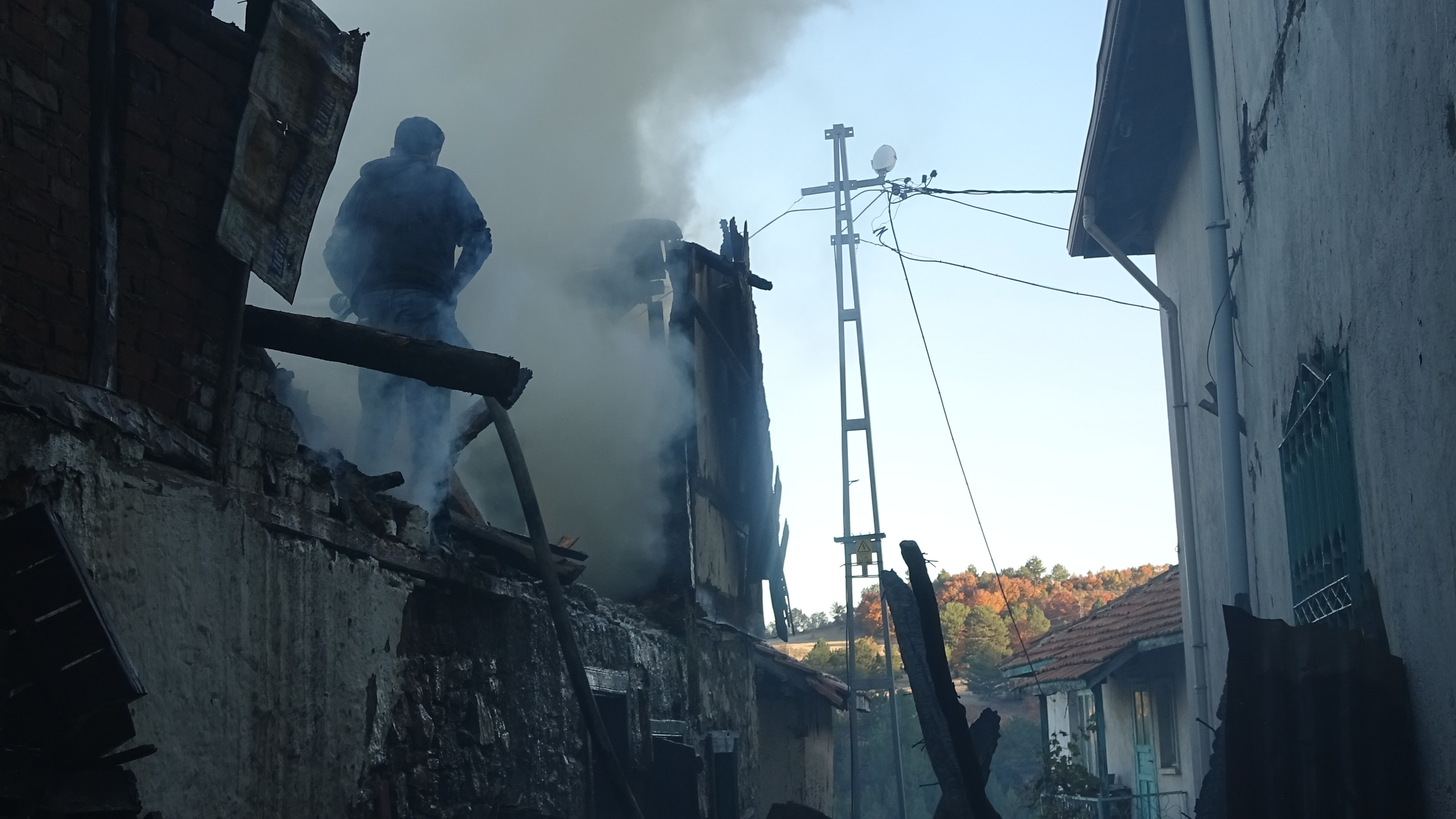 Kütahya'da çöplük yangını; 10 ev ile 2 samanlık yandı