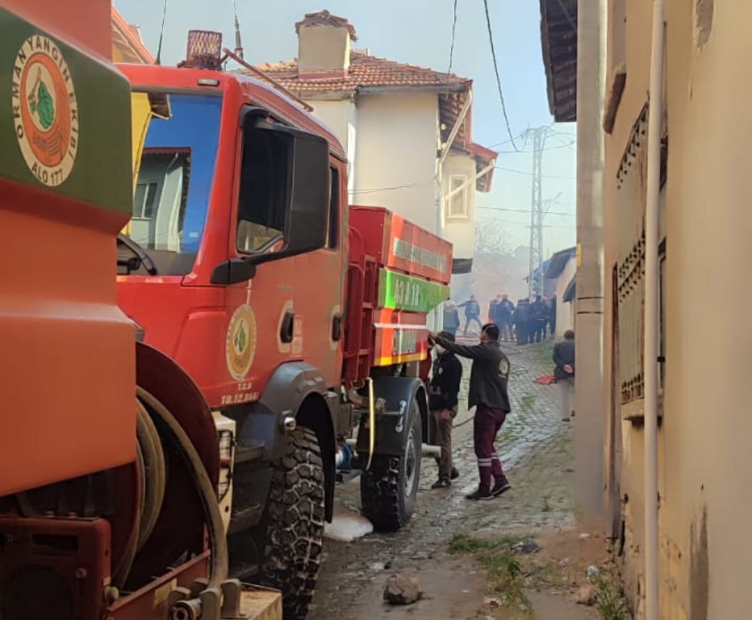 Kütahya'da çöplük yangını; 10 ev ile 2 samanlık yandı