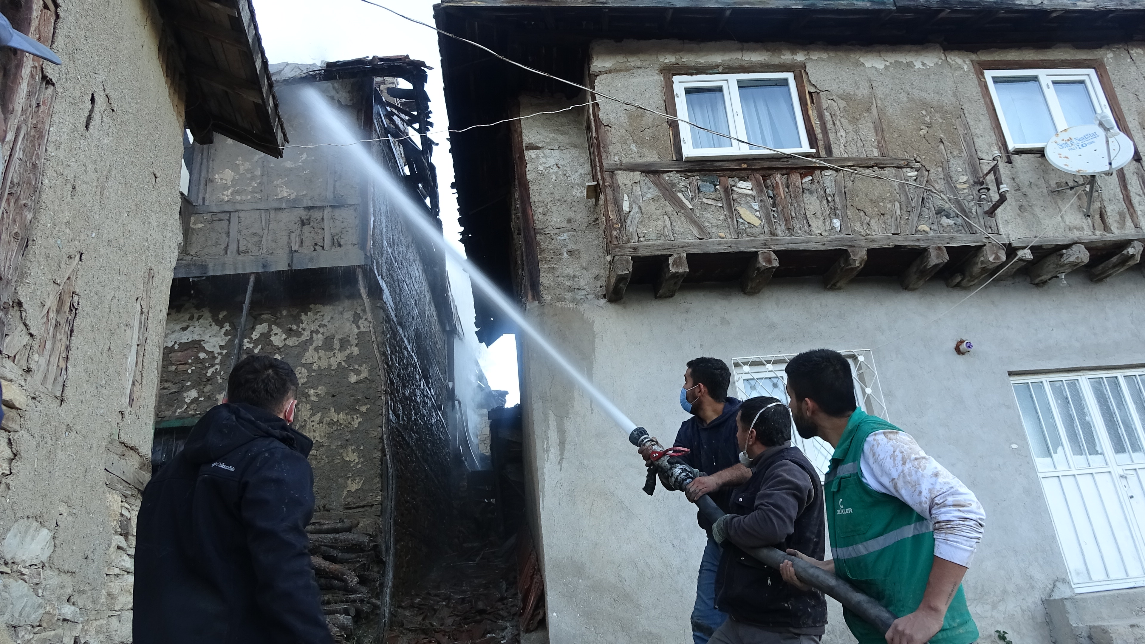 Kütahya'da çöplük yangını; 10 ev ile 2 samanlık yandı