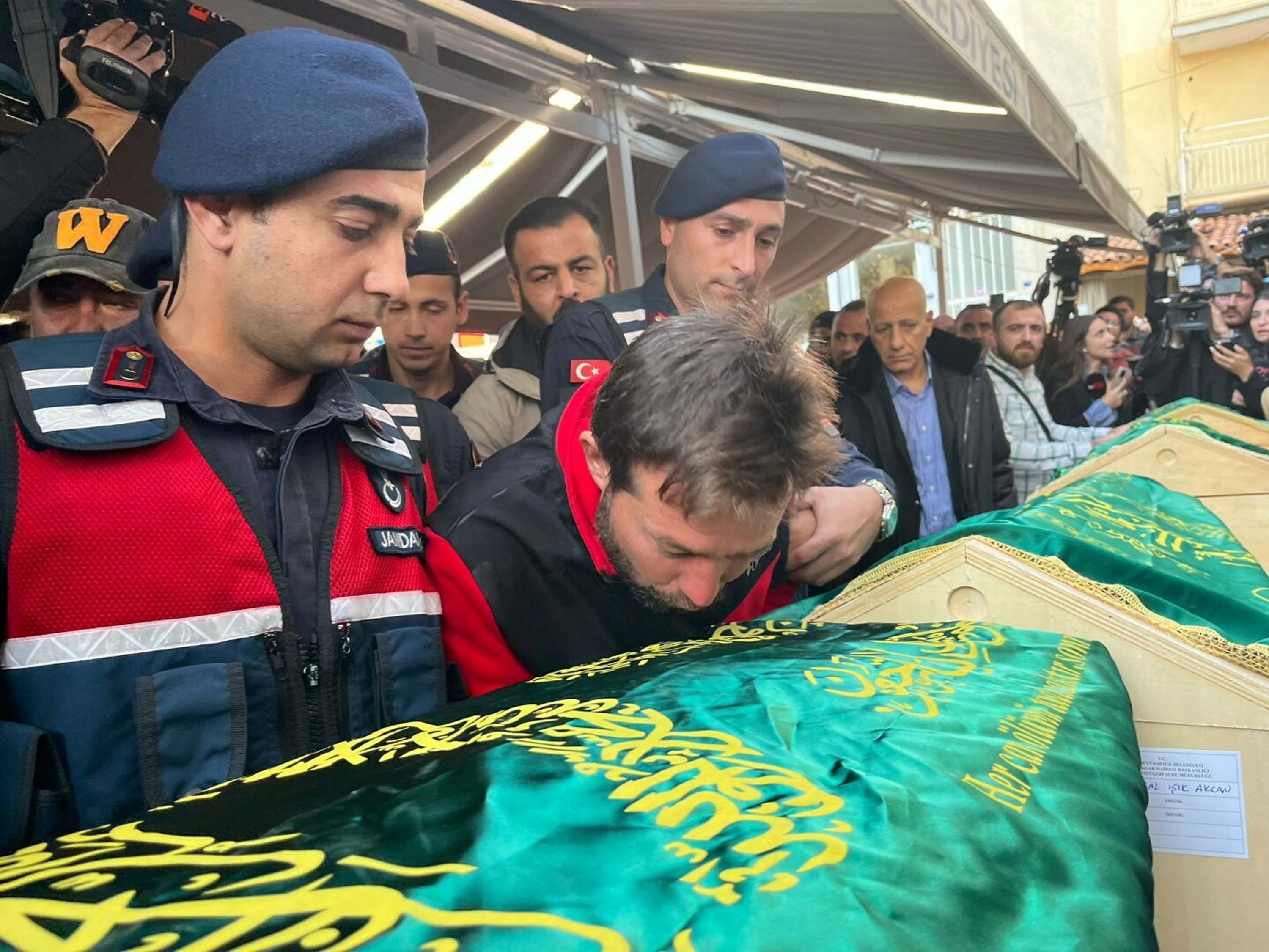 5 kardeşin cenazeleri yan yana defnedildİ