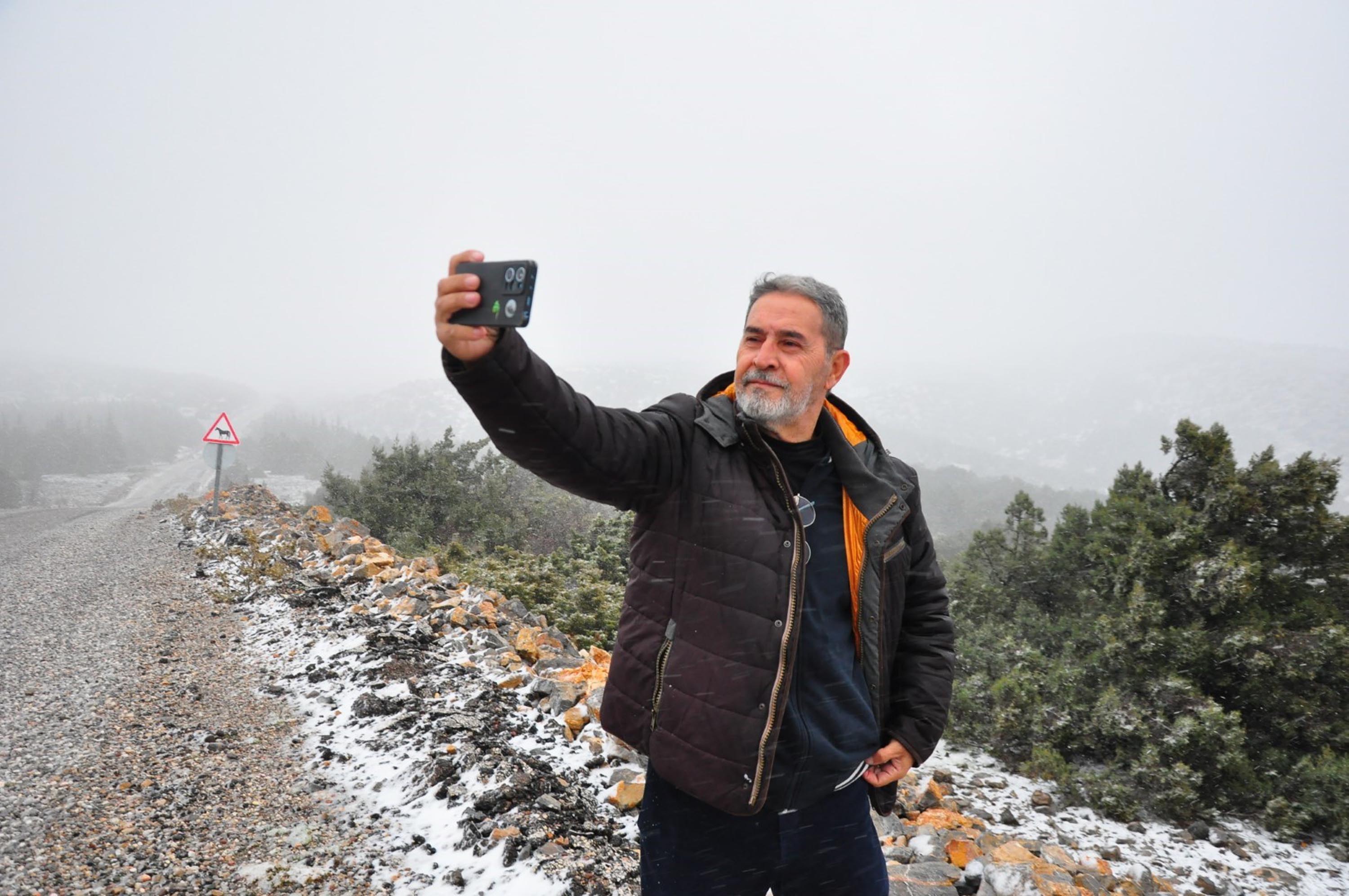 Manisa'da mevsimin ilk kar yağışı