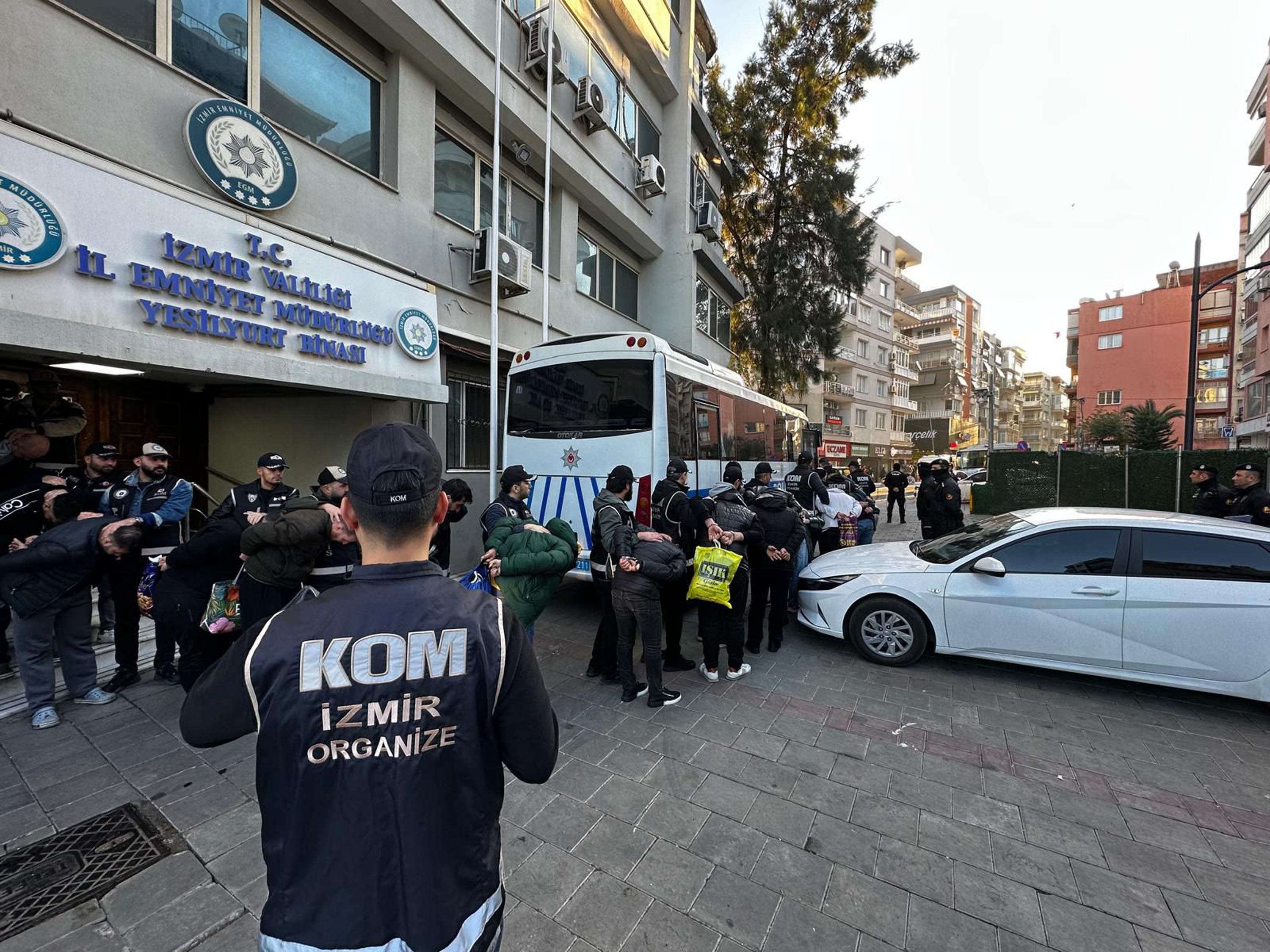İzmir'de 'Beşoklar' suç örgütüne operasyon