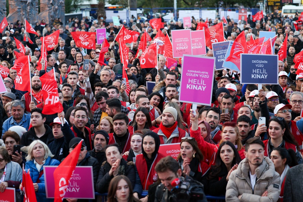 CHP Genel Başkanı Özel, Karabağlar'daki halk buluşmasına katıldı
