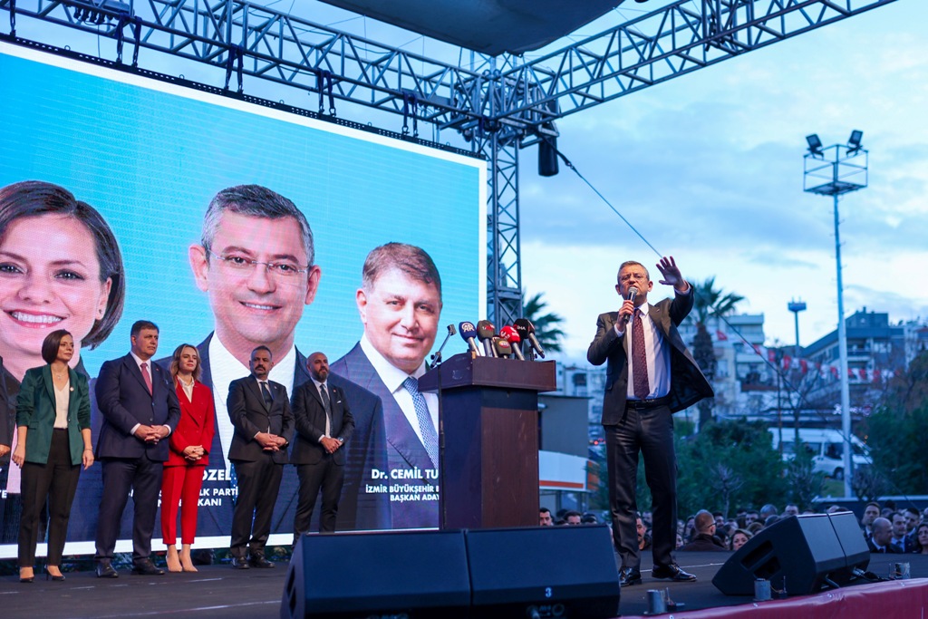CHP Genel Başkanı Özel, Karabağlar'daki halk buluşmasına katıldı