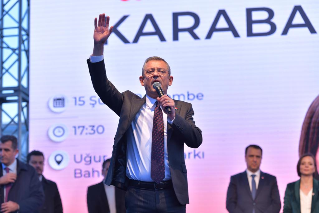 CHP Genel Başkanı Özel, Karabağlar'daki halk buluşmasına katıldı