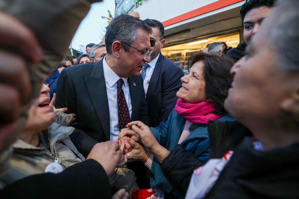 CHP Genel Başkanı Özel, Karabağlar'daki halk buluşmasına katıldı