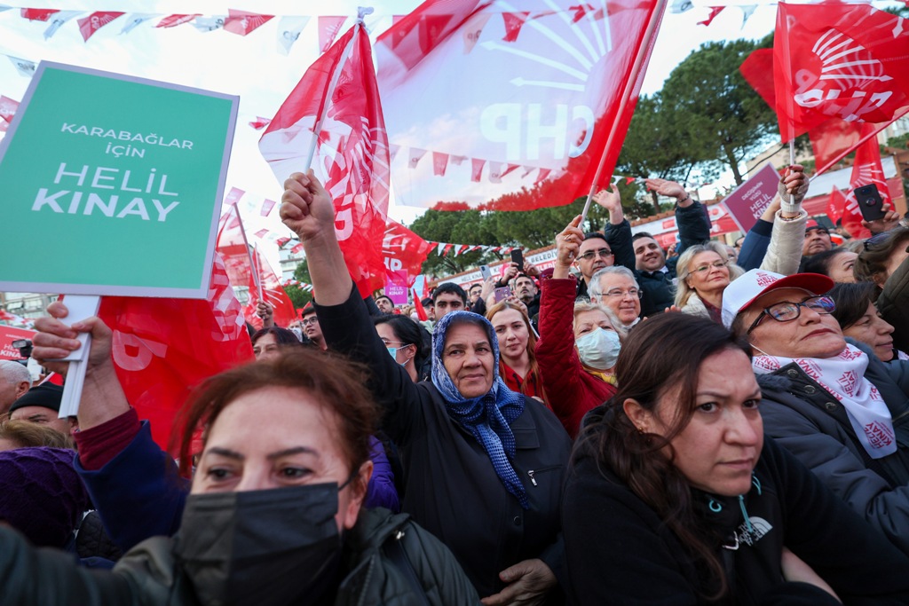 CHP Genel Başkanı Özel, Karabağlar'daki halk buluşmasına katıldı