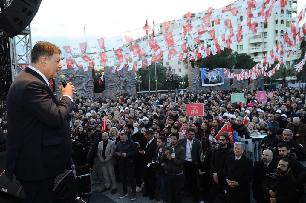 CHP Genel Başkanı Özel, Karabağlar'daki halk buluşmasına katıldı