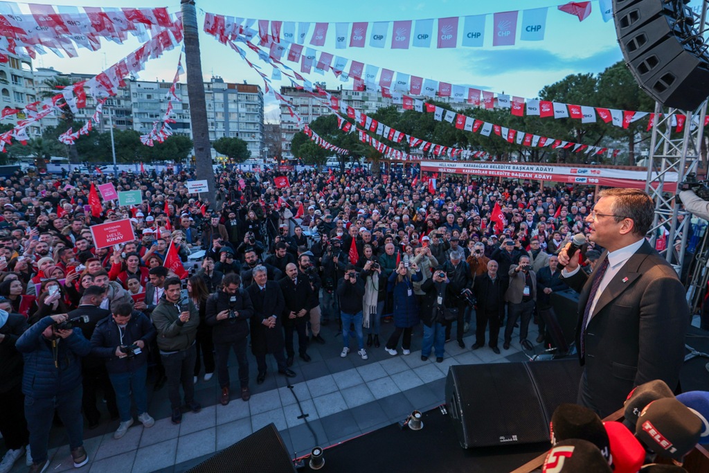 CHP Genel Başkanı Özel, Karabağlar'daki halk buluşmasına katıldı
