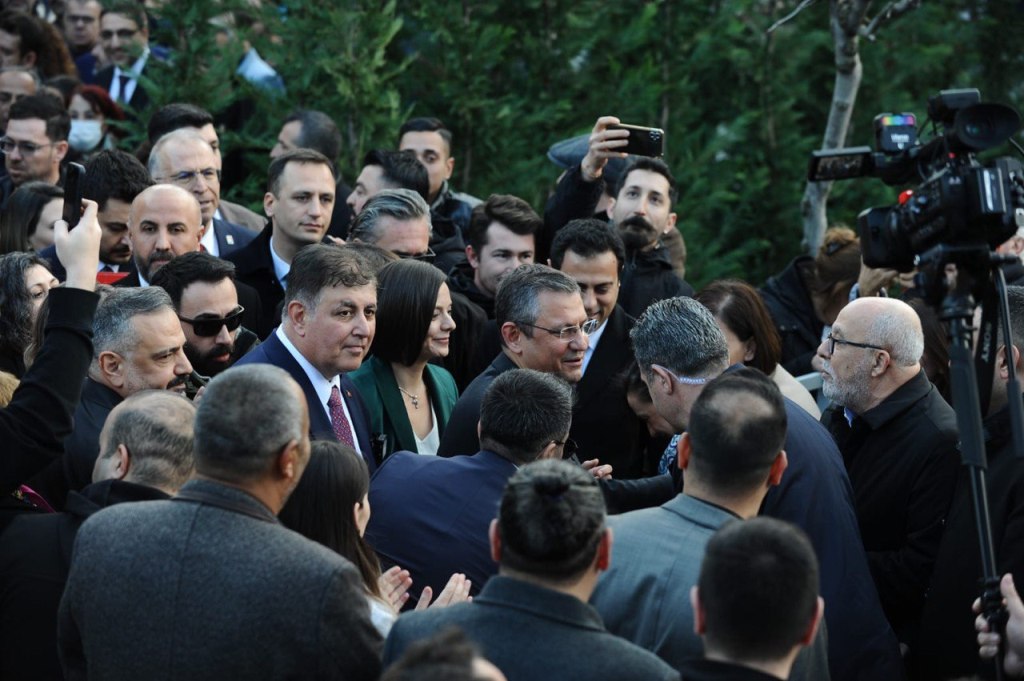 CHP Genel Başkanı Özel, Karabağlar'daki halk buluşmasına katıldı