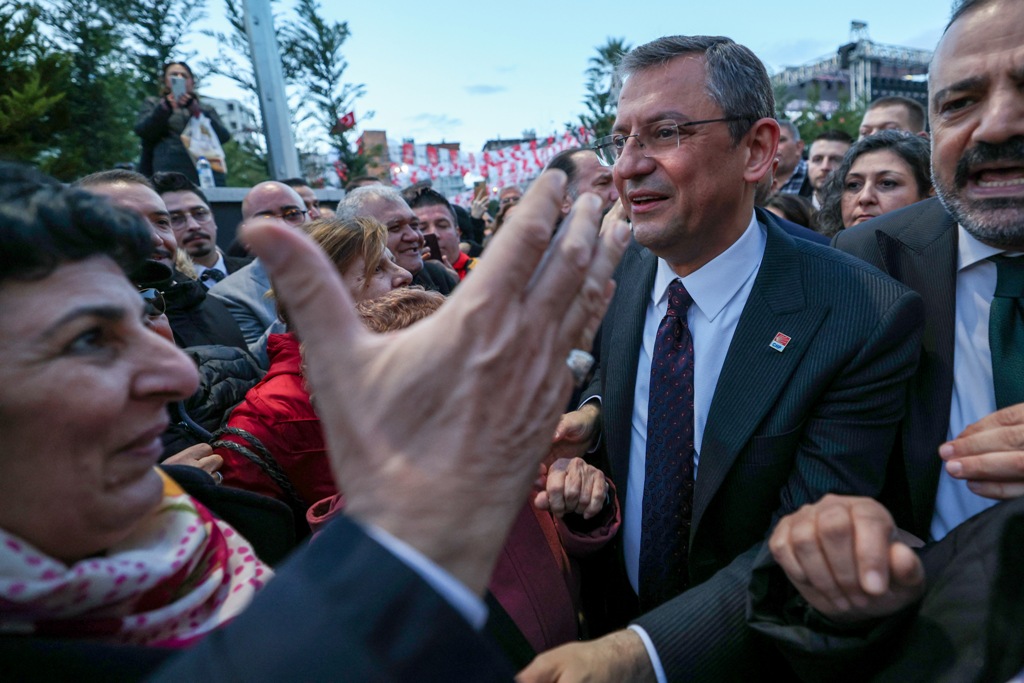 CHP Genel Başkanı Özel, Karabağlar'daki halk buluşmasına katıldı