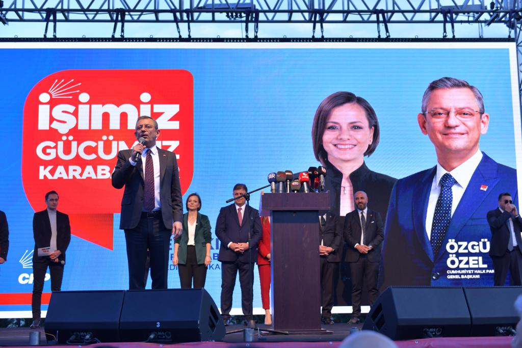 CHP Genel Başkanı Özel, Karabağlar'daki halk buluşmasına katıldı