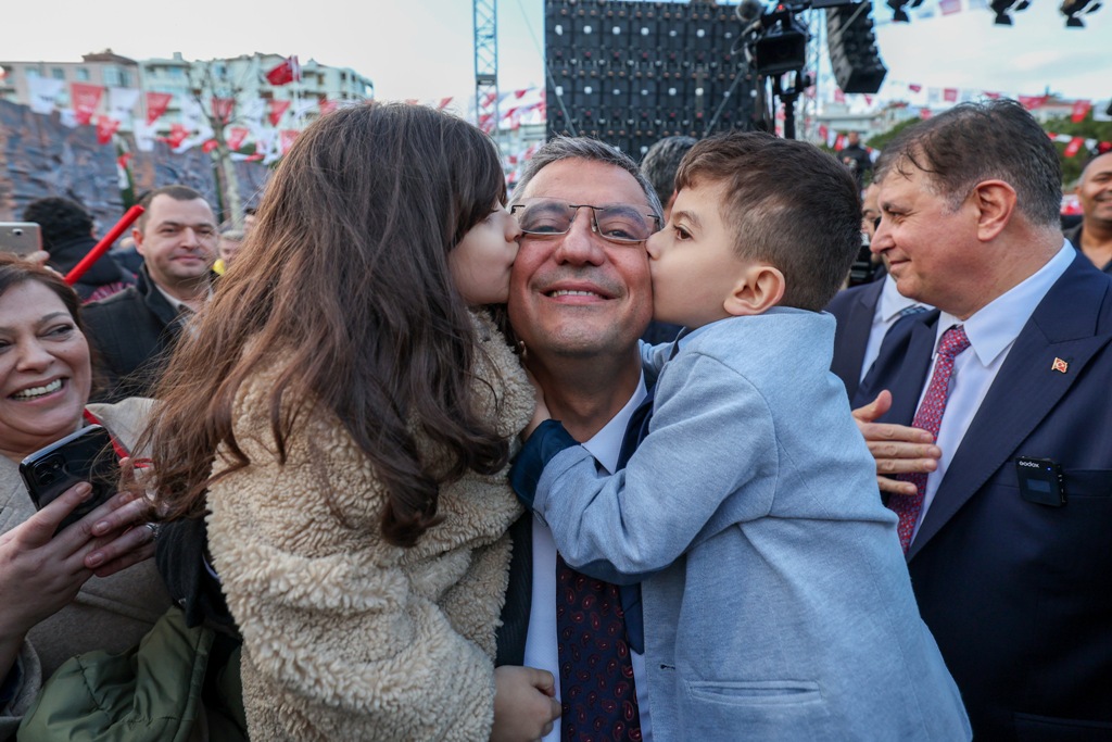 CHP Genel Başkanı Özel, Karabağlar'daki halk buluşmasına katıldı