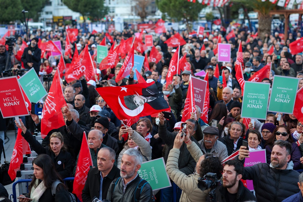 CHP Genel Başkanı Özel, Karabağlar'daki halk buluşmasına katıldı