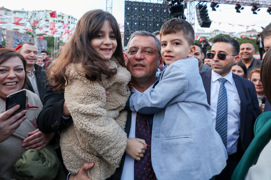 CHP Genel Başkanı Özel, Karabağlar'daki halk buluşmasına katıldı