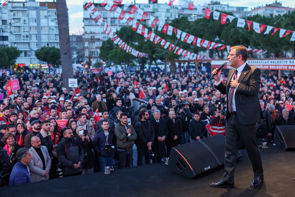 CHP Genel Başkanı Özel, Karabağlar'daki halk buluşmasına katıldı