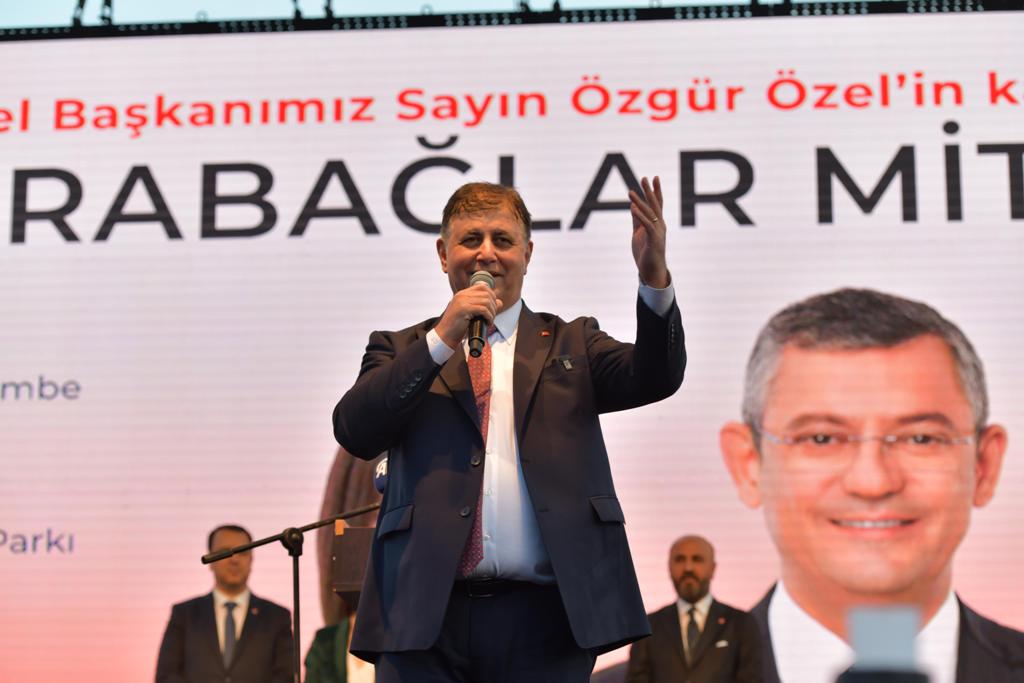 CHP Genel Başkanı Özel, Karabağlar'daki halk buluşmasına katıldı