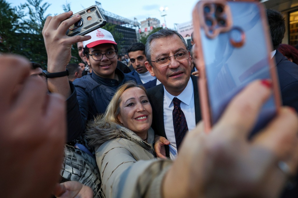 CHP Genel Başkanı Özel, Karabağlar'daki halk buluşmasına katıldı
