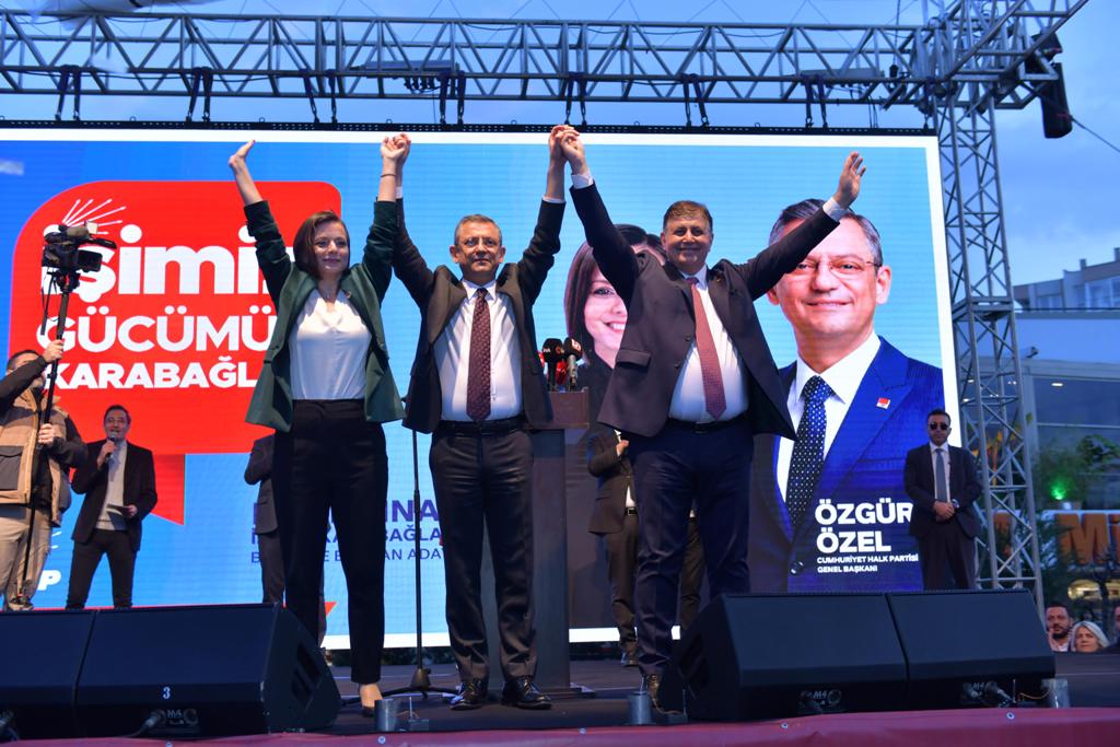 CHP Genel Başkanı Özel, Karabağlar'daki halk buluşmasına katıldı