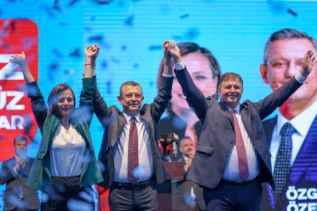 CHP Genel Başkanı Özel, Karabağlar'daki halk buluşmasına katıldı