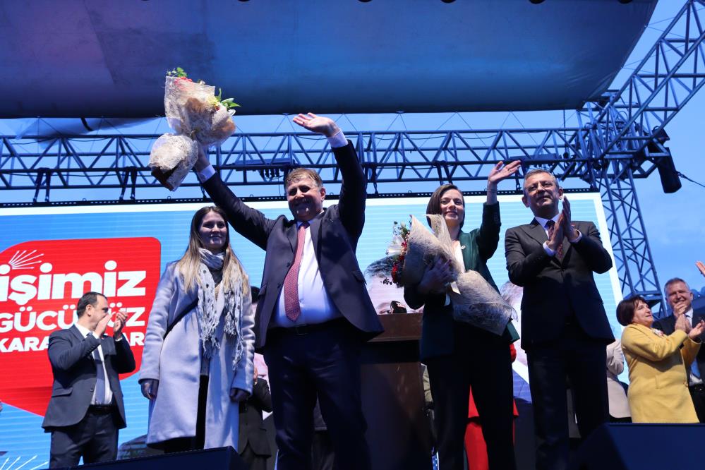 CHP Genel Başkanı Özel, Karabağlar'daki halk buluşmasına katıldı