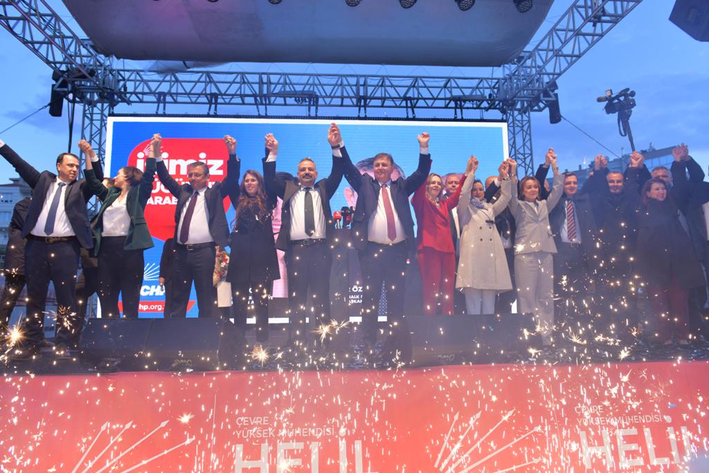 CHP Genel Başkanı Özel, Karabağlar'daki halk buluşmasına katıldı